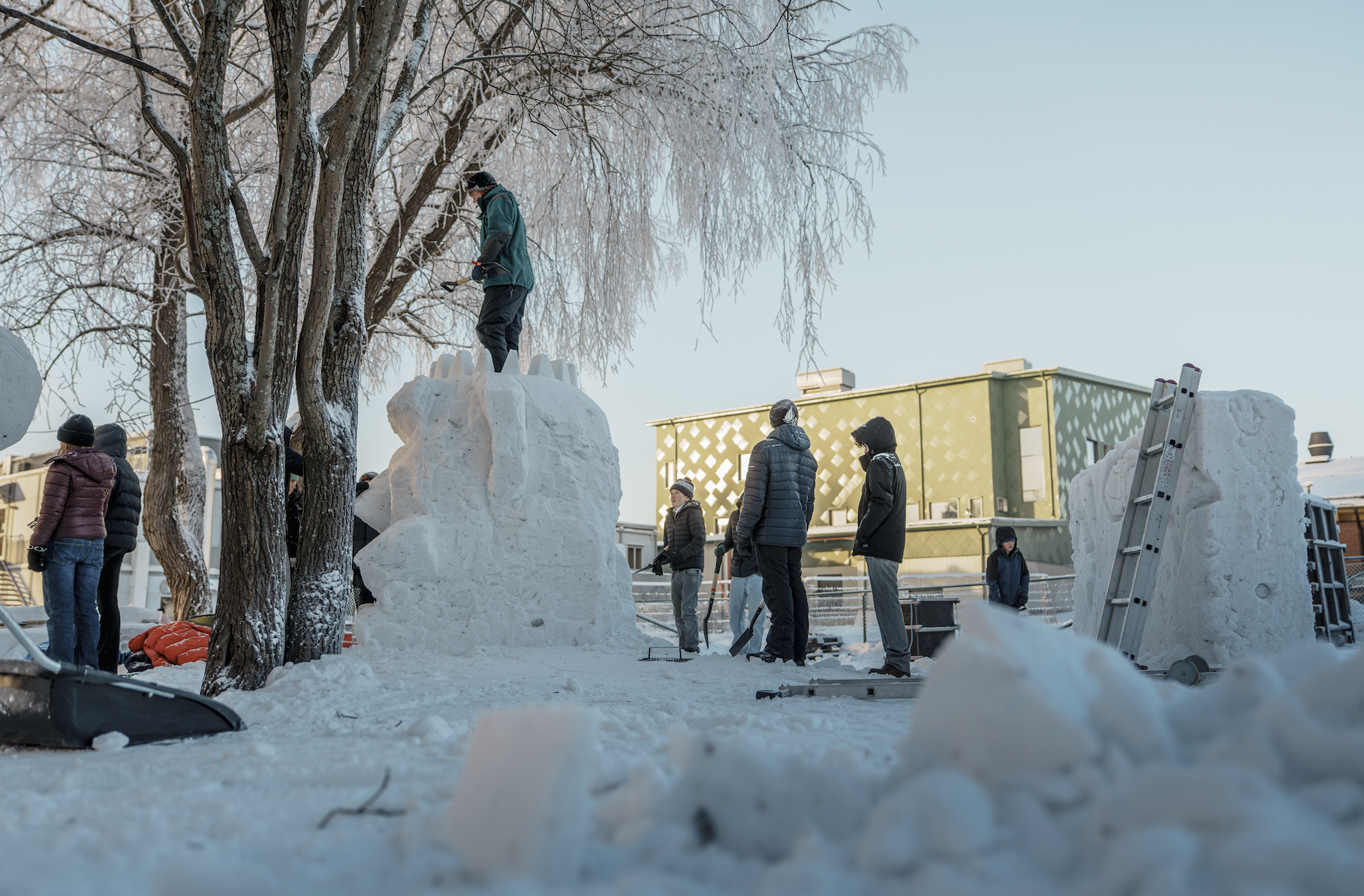Snö- och isskulpturer som elever jobbar med på Hertsöskolan