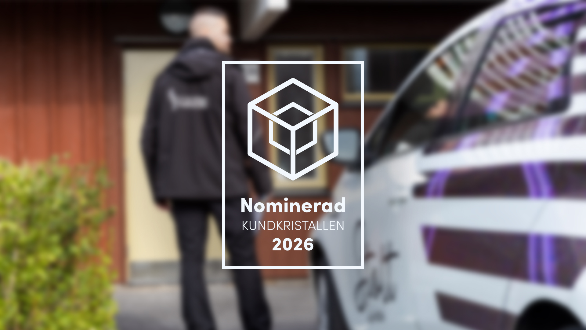 Emblemet "Nominerad Kundkristallen 2026" i vitt ovanpå ett foto av en person bredvid en bil som stå