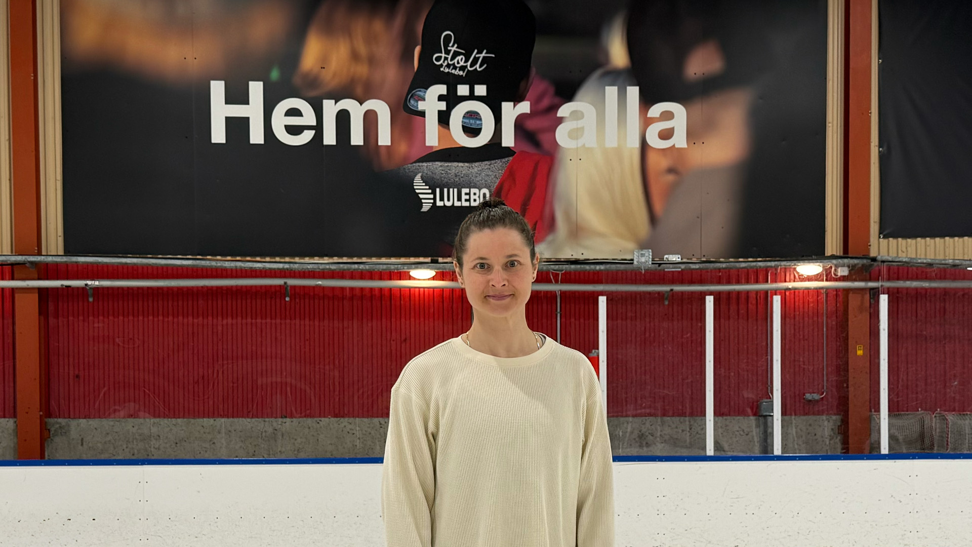 Bild på LHF/MSSKs kapten Jenni Hiirikoski framför Lulebos skylt i Lulebohallen