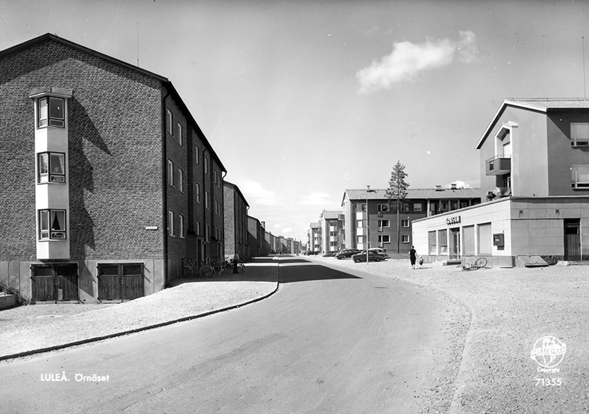 En svartvit bild på Edeforsgatan från 50-talet. Ett foto från Luleå Kommuns Stadsarkiv, Fotograf Ok