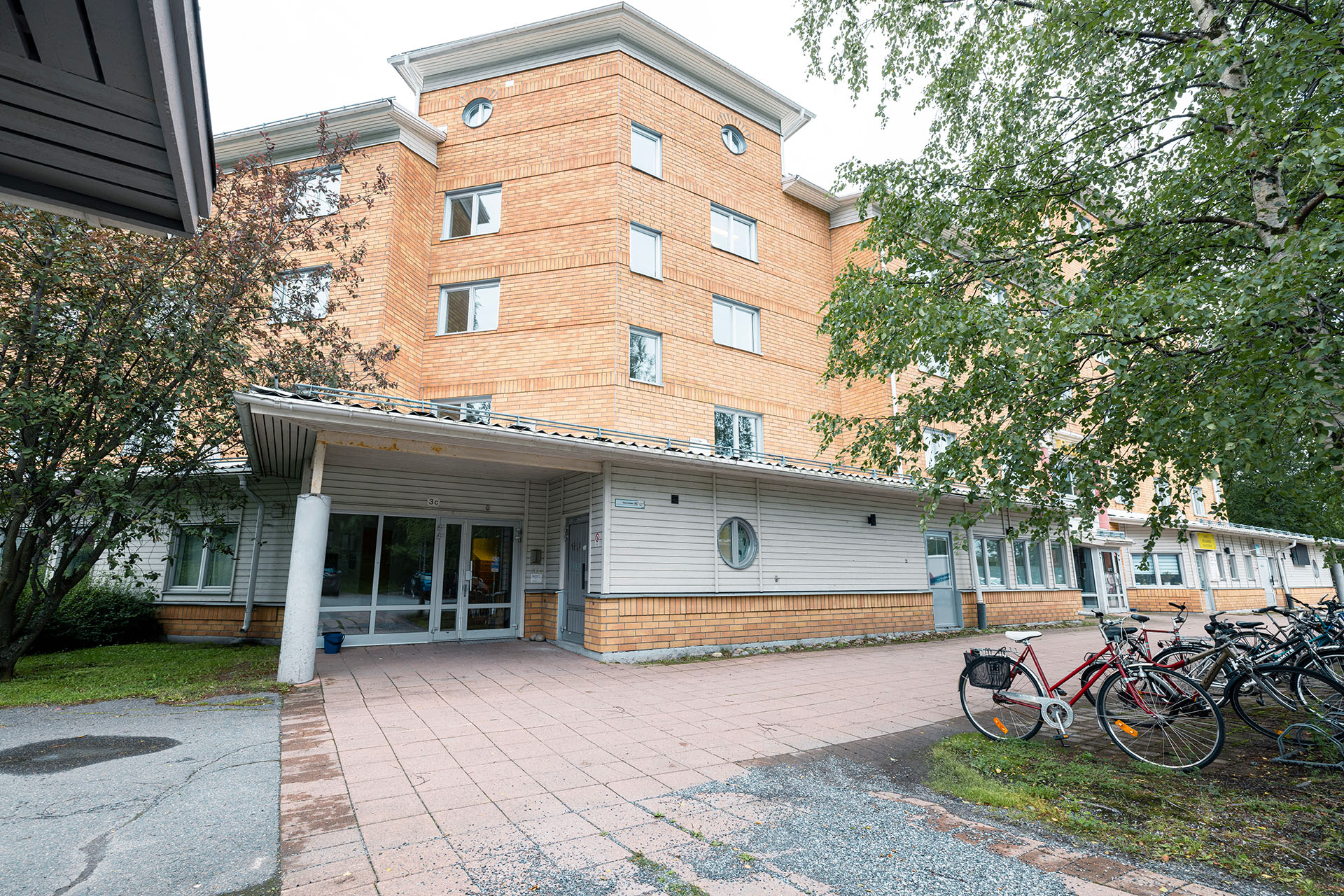 Huset som utgör Väderleden 3 A-C, där porten till 3C syns, fotograferad sommartid.